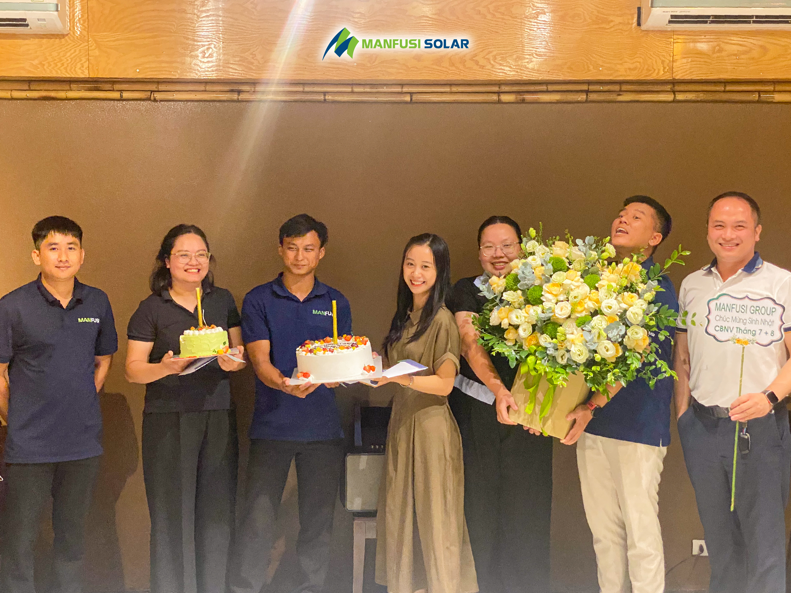 Các thành viên sinh tháng 7 & 8 lên thổi nến, cắt bánh